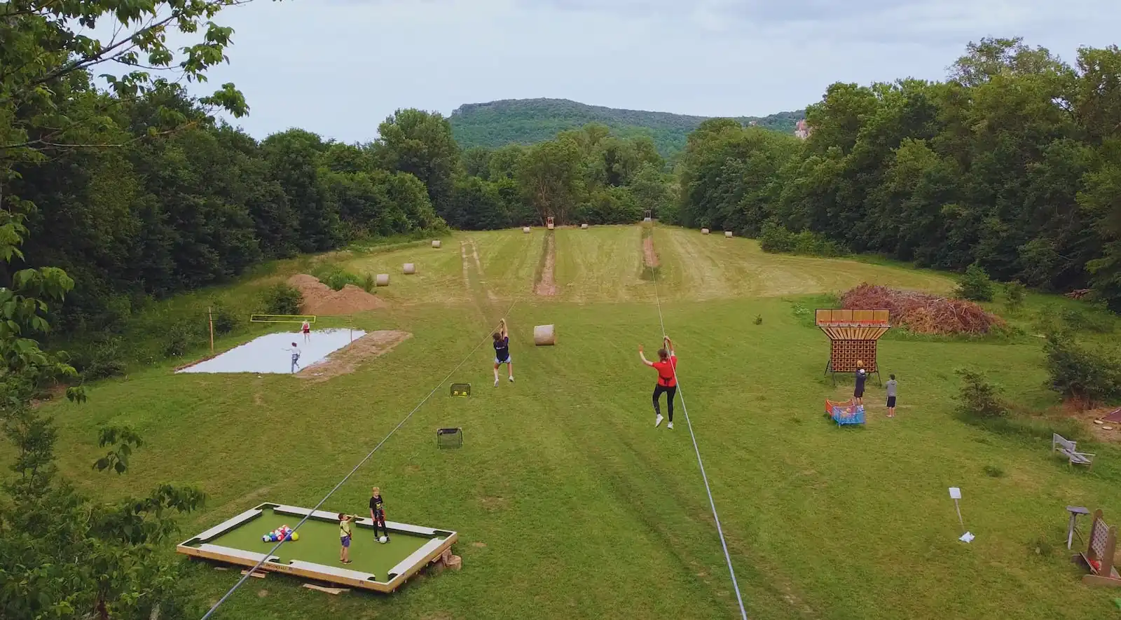 Vue d'ensemble de la base de loisirs AirParc avec terrains de foot, volley et tyroliennes.