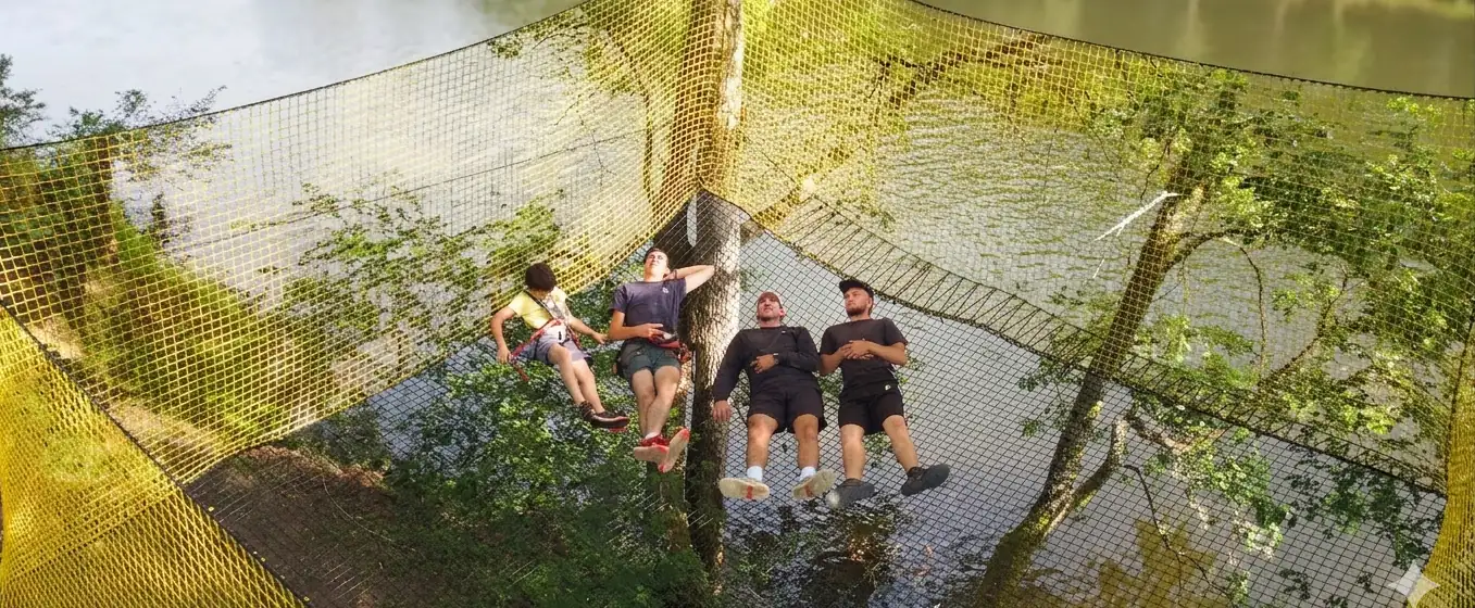 Espace détente AirParc Périgord : filets suspendus au-dessus de la Dordogne, à 1 km de Beynac.