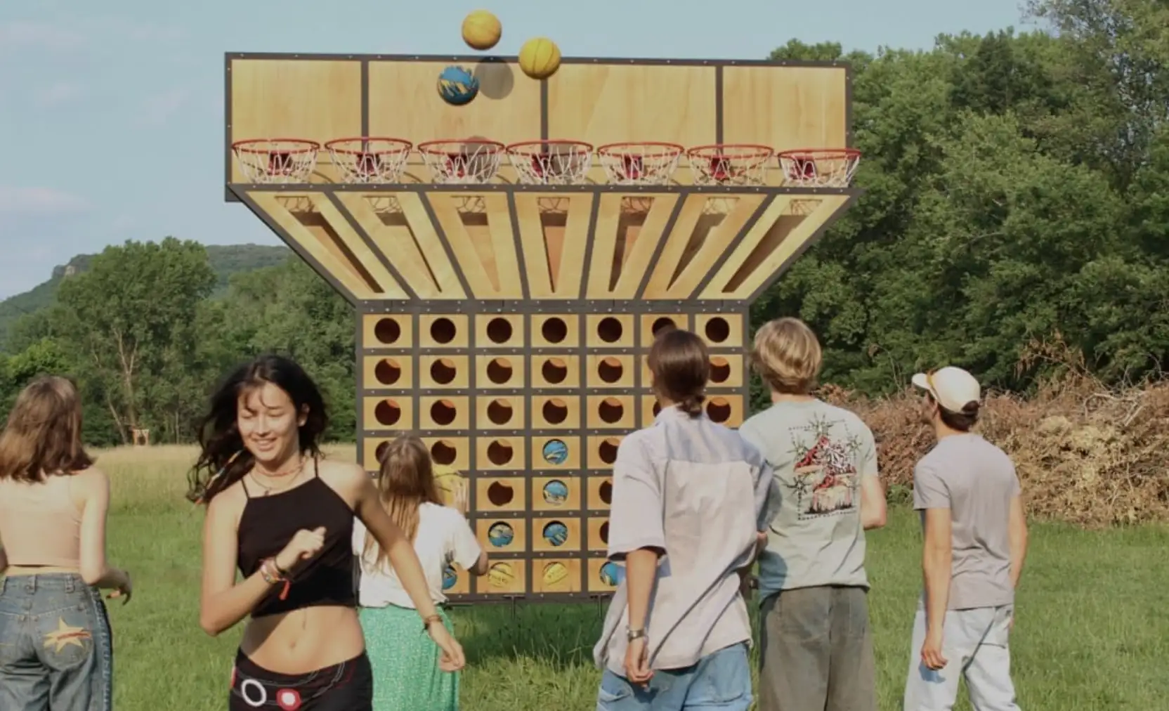 Jeu exclusif de Puissance 4 Basket à l'AirParc : visez les paniers pour aligner 4 ballons.