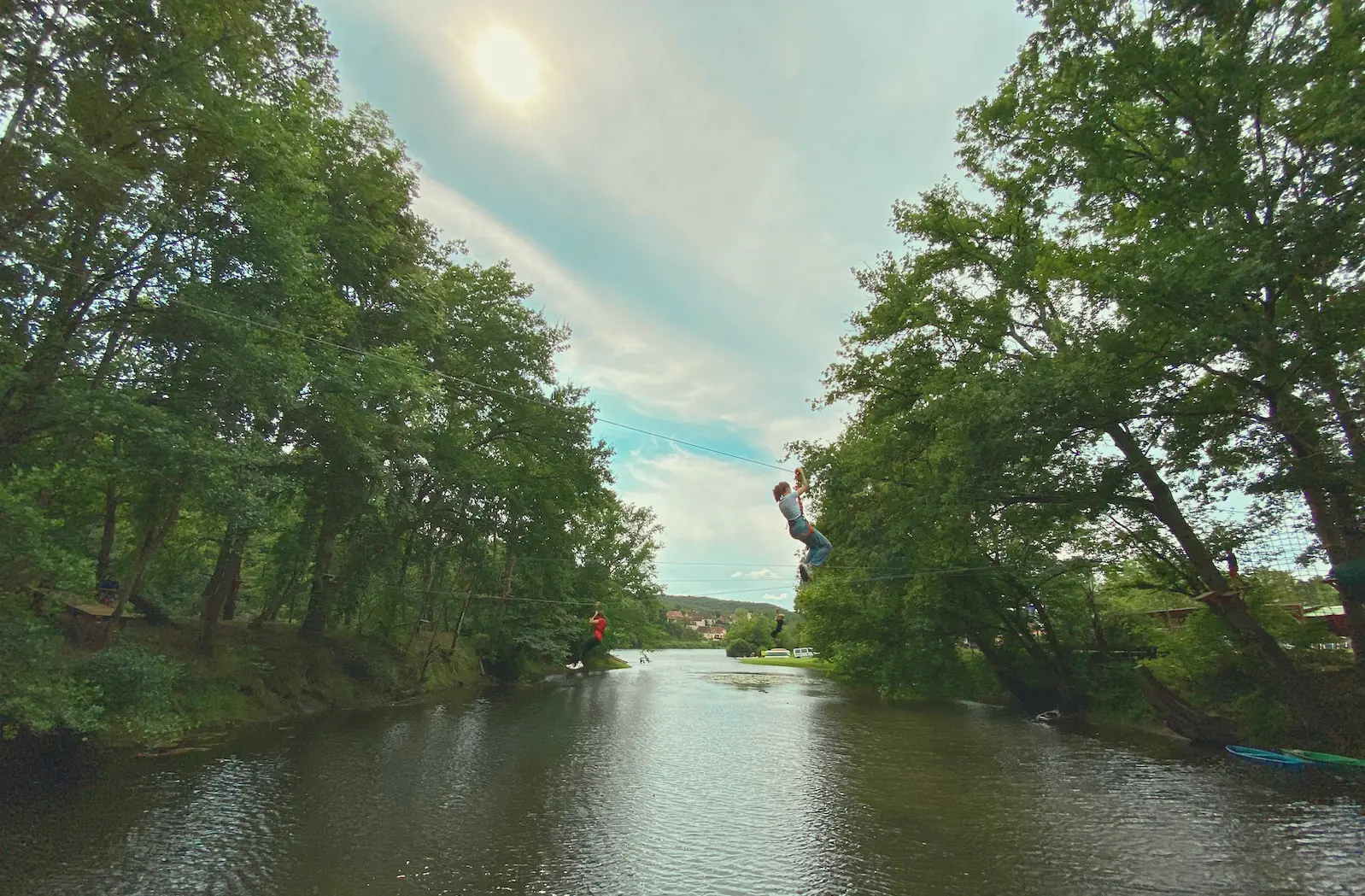 Descente en tyrolienne au-dessus de la rivière Dordogne